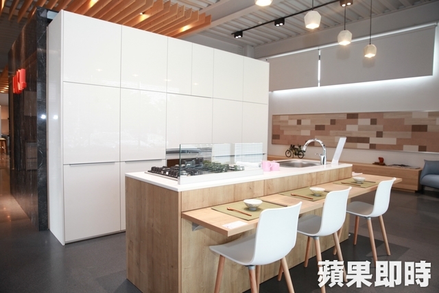 不只適合日本，也符合台灣居家環境的小坪數空間，包含中島、高櫃價格也飆到130萬。